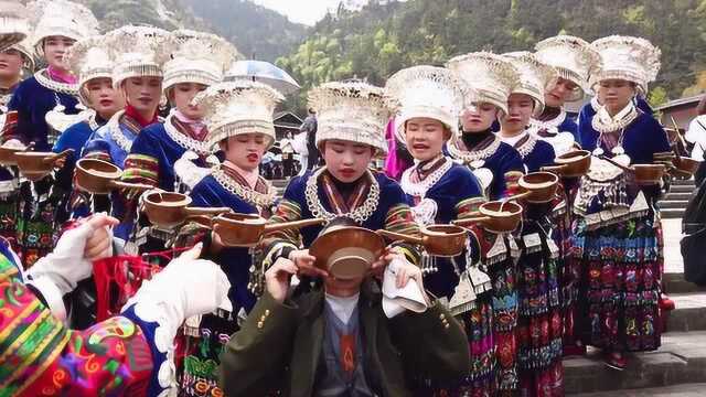 游客体验贵州苗家“高山流水”,没有人能够坚持到一分钟以上