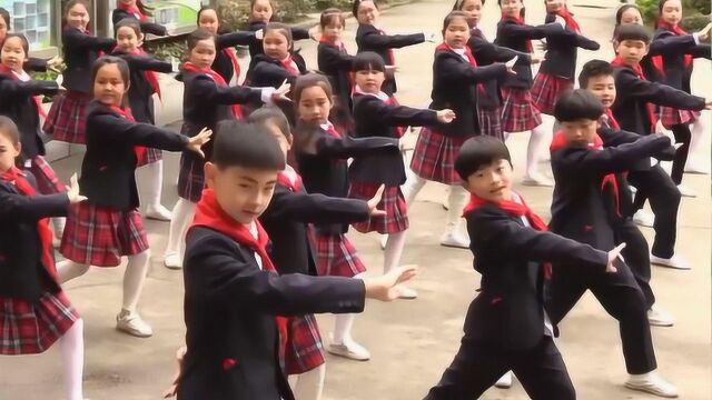 河南一小学推广戏曲广播操,有打拱四方步,千名学生练云手