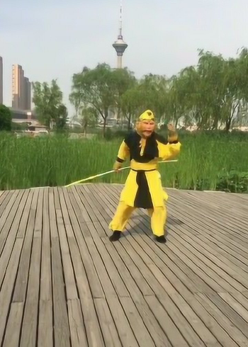金箍棒差点折断了……孙悟空舞动金箍棒