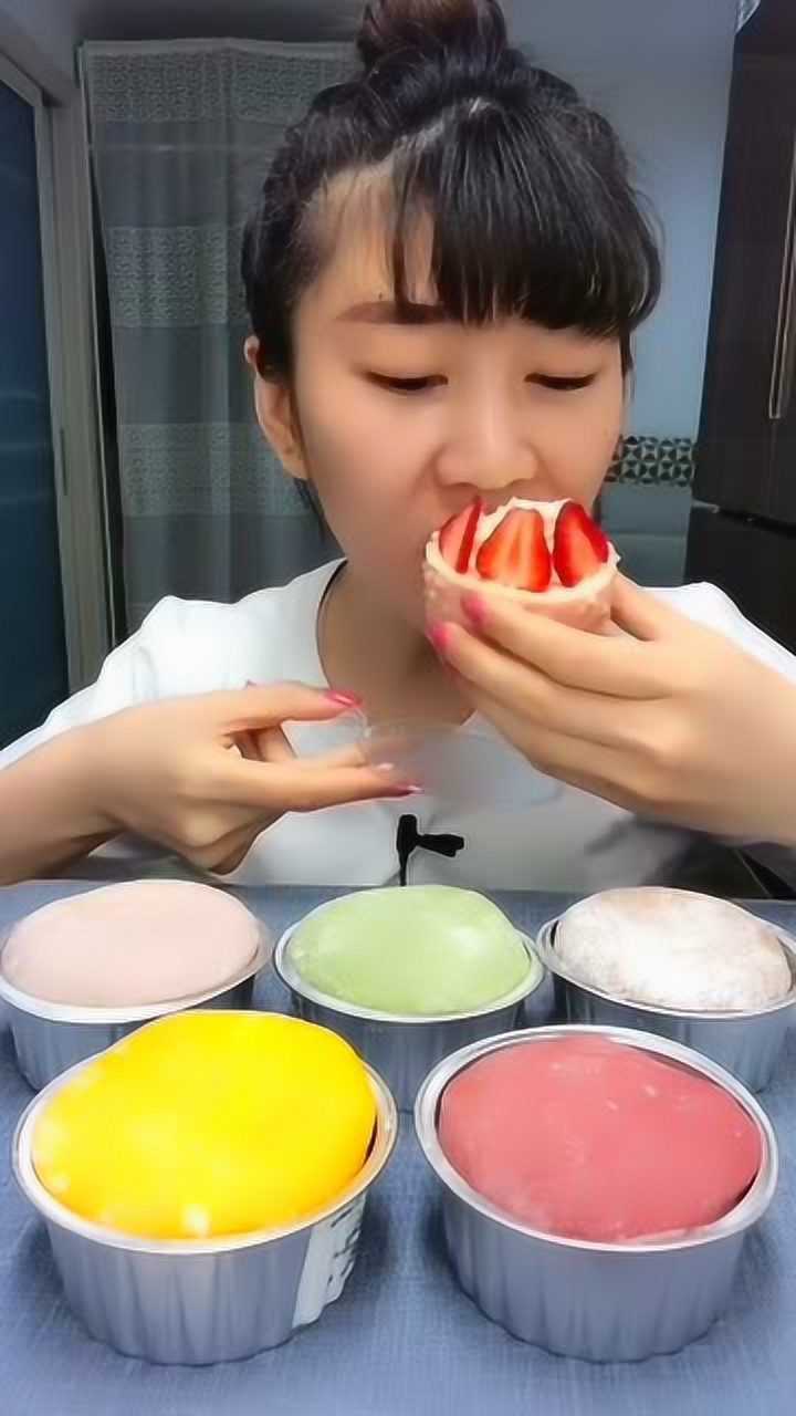 甜品吃播:草莓甜心慕斯蛋糕