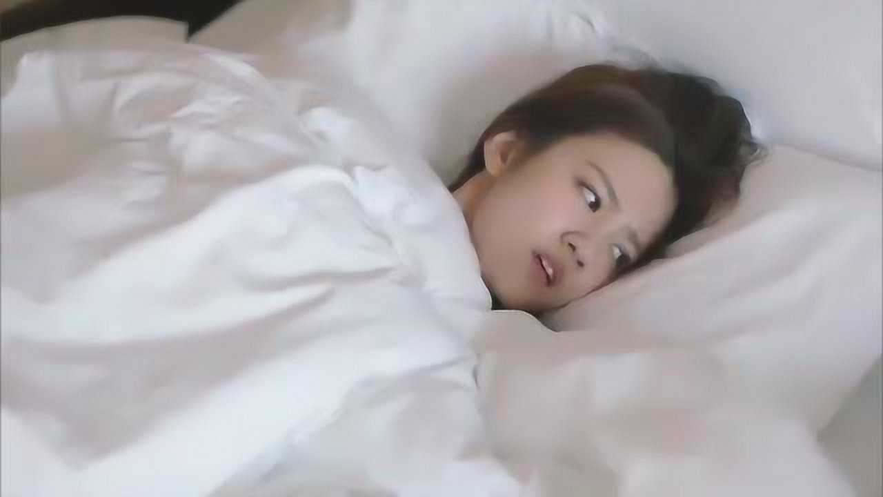美女喝醉酒，在床上醒来，回忆瞬间涌入大脑_高清