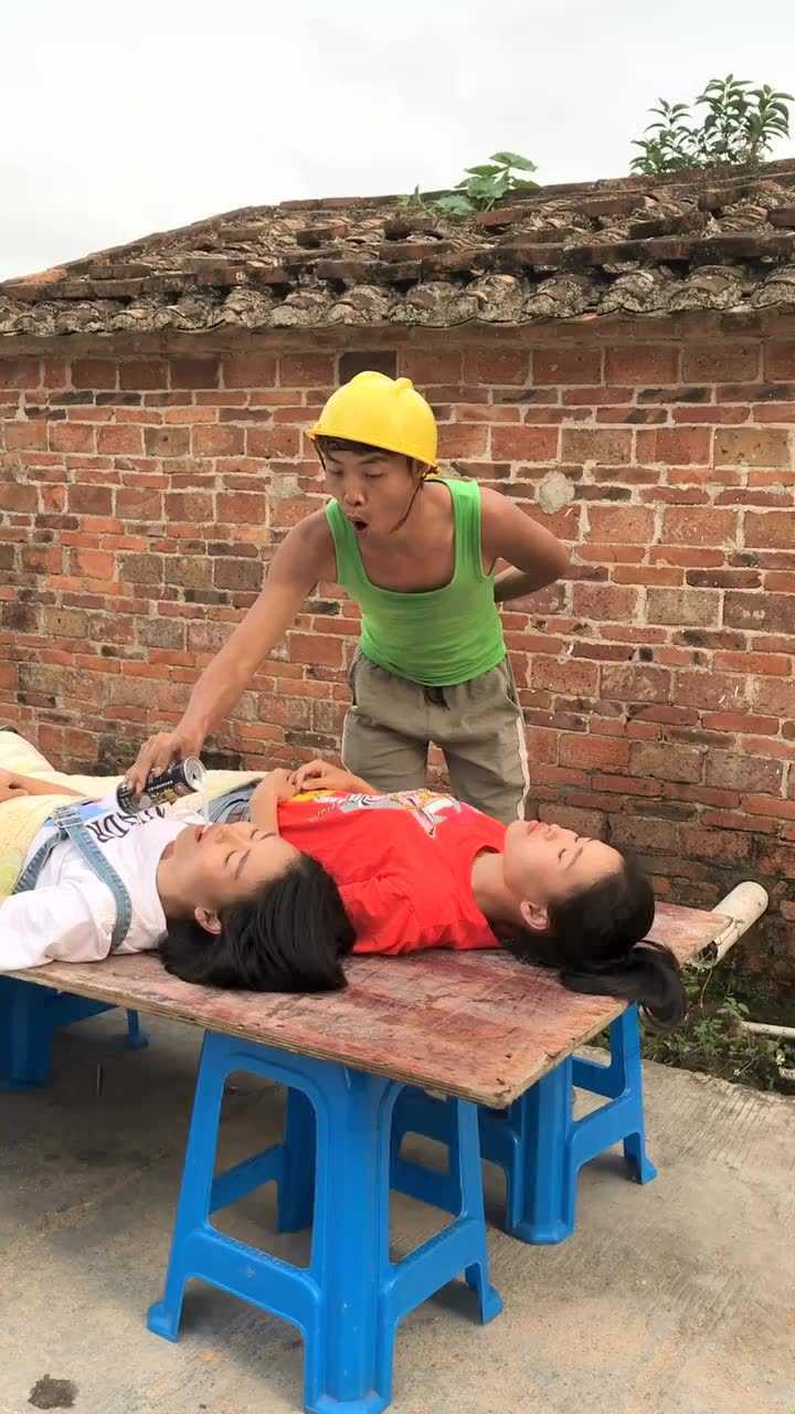 张嘴睡觉的女人