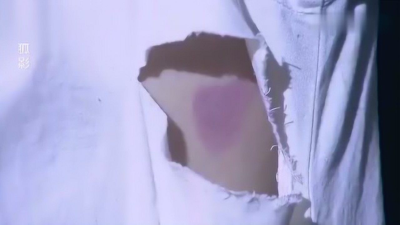 美女被折磨得不省人事，鬼子趁机剪开美女的衣服，有个意外发现！_高清