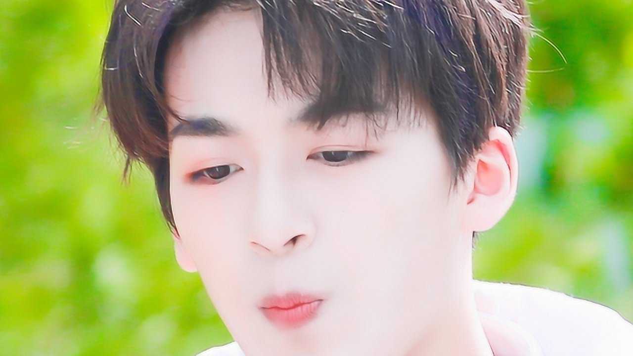 回忆何洛洛第一次登台的自我介绍这孩子笑起来太干净了