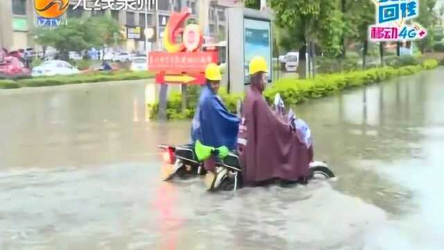 暴雨突袭!泉州师范学院积水齐膝深,电动车被淹没