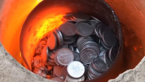 土豪太任性，将1000枚硬币熔化成块，却发生了奇怪的现象