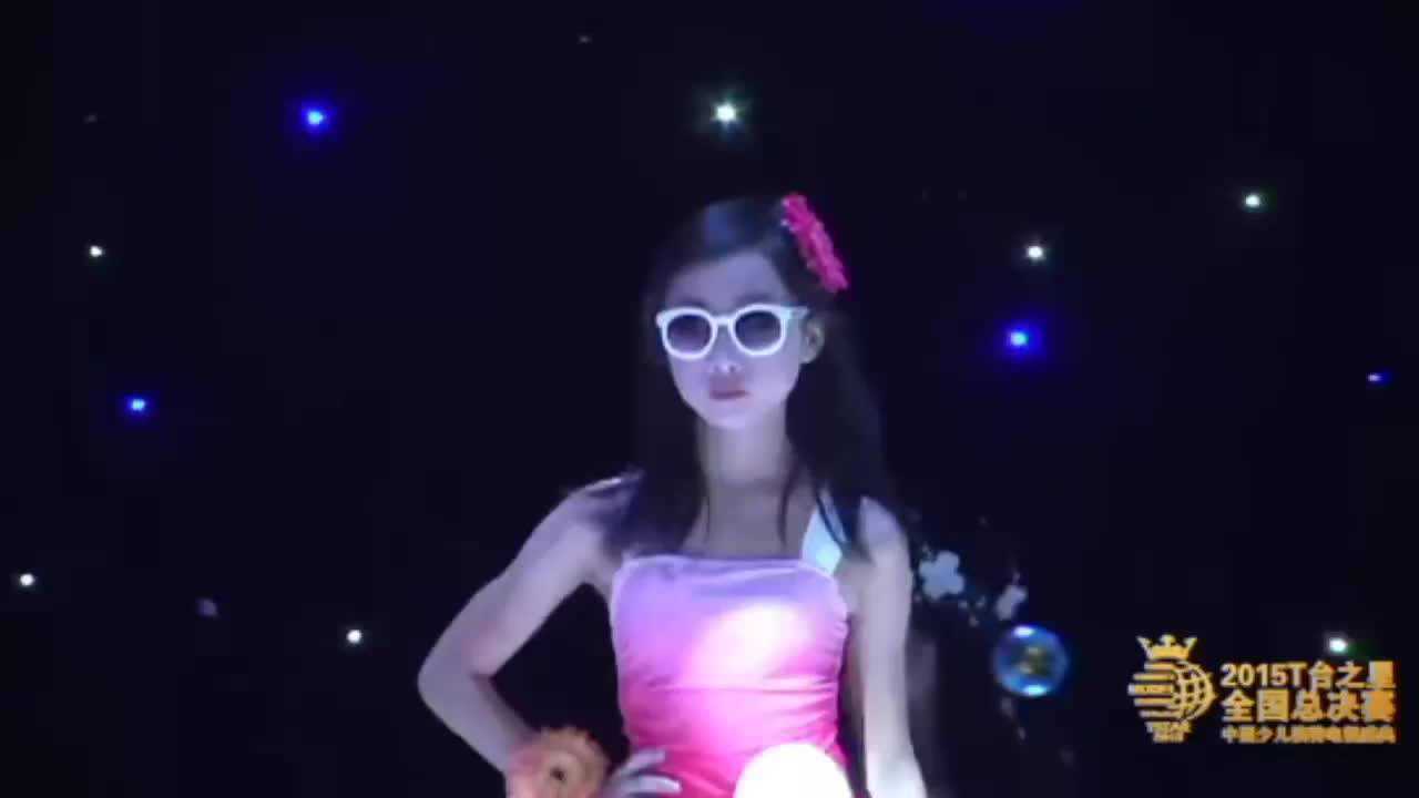 Concours de défilé de maillots de bain pour enfants : belle forme, beaux vêtements, et elle est si gracieuse à un jeune âge ! _Vidéo Tencent▶1:28