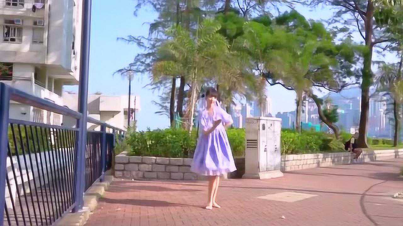 初中小女生光着脚在大街上跳舞，特别的美_高清