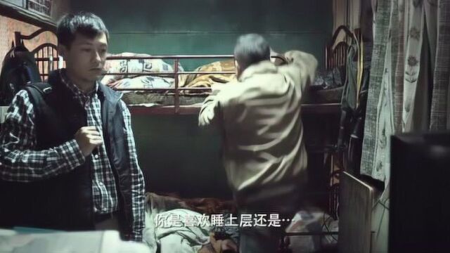 父亲带儿子回到出租屋,一脸无奈,儿子目无表情神情呆滞!