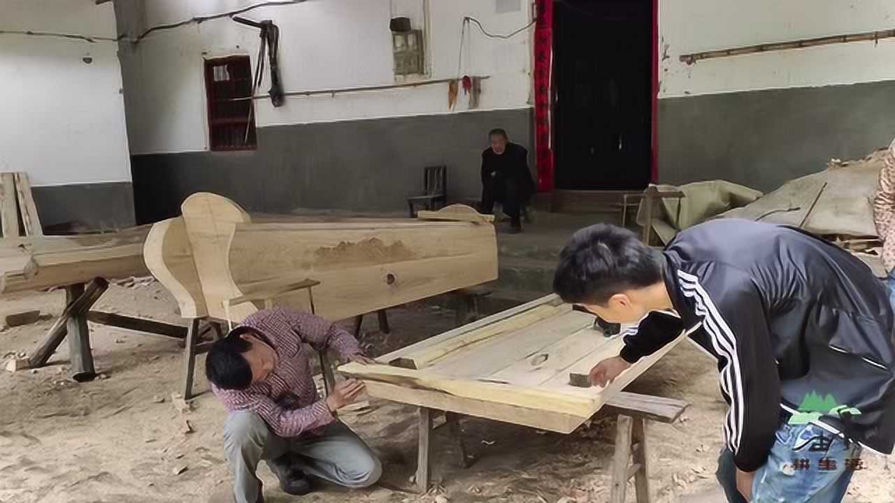 农村70岁手艺人,以做棺材为生,每个细节都不容失误