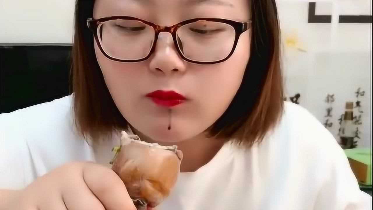 网红胖姐爆个2斤的八爪鱼一口下去太过瘾网友食欲来了