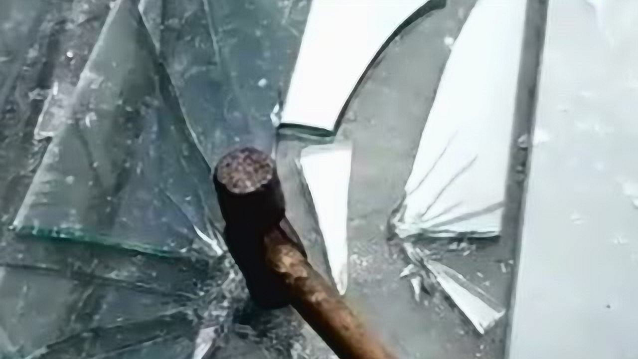 把普通玻璃和钢化玻璃,分别敲碎,效果完全不同_高清1080P在线观看平台_腾讯视频