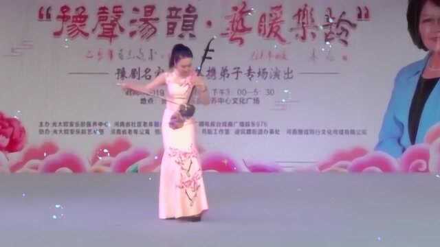 美女现场二胡独奏,一曲《赛马》惊艳众人!