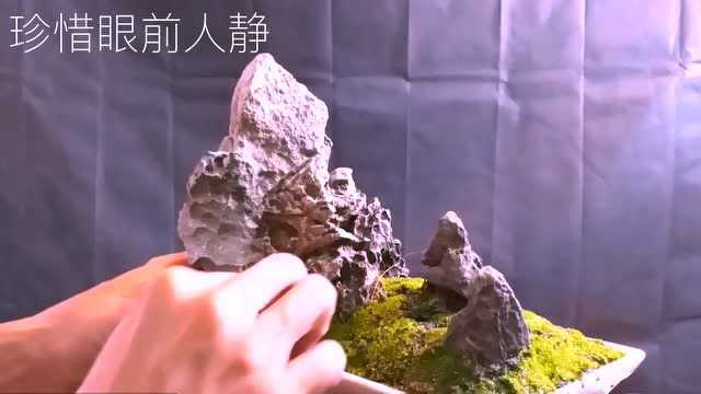 手艺人制作假山盆景,简单的排列摆放,成品峰峦叠嶂,气势非凡!