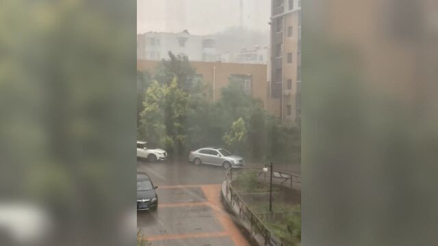 石家庄遭遇暴雨突袭 上午40度高温 下午大风冰雹轮番上阵