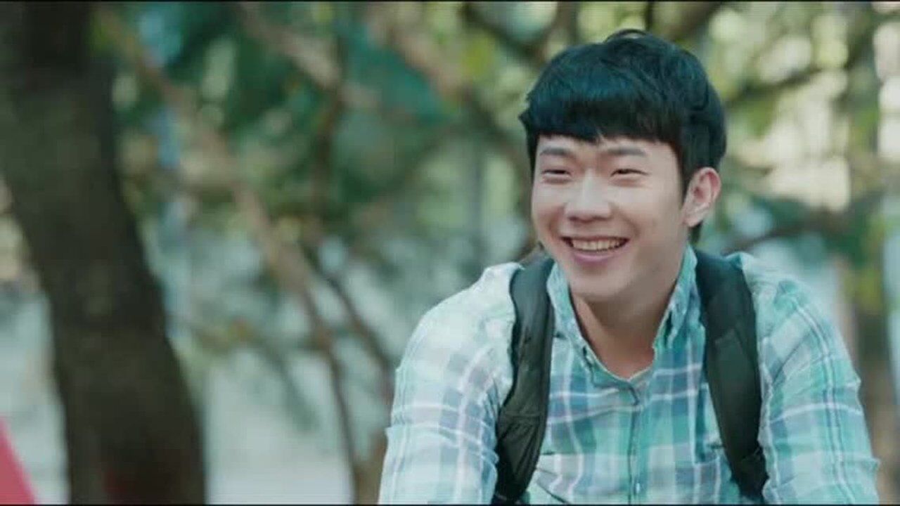 盛淮南的室友张明瑞骑自行车路过便开始打趣他们