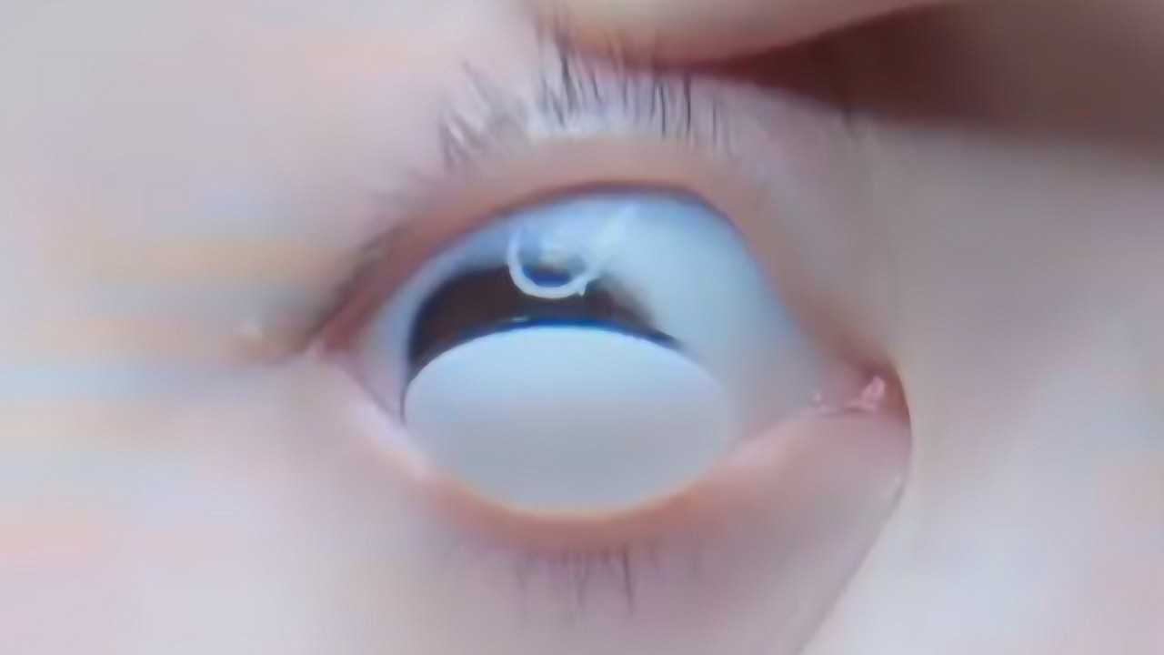 试戴纯白色美瞳上眼也太吓人了戴上这个还能出门吗