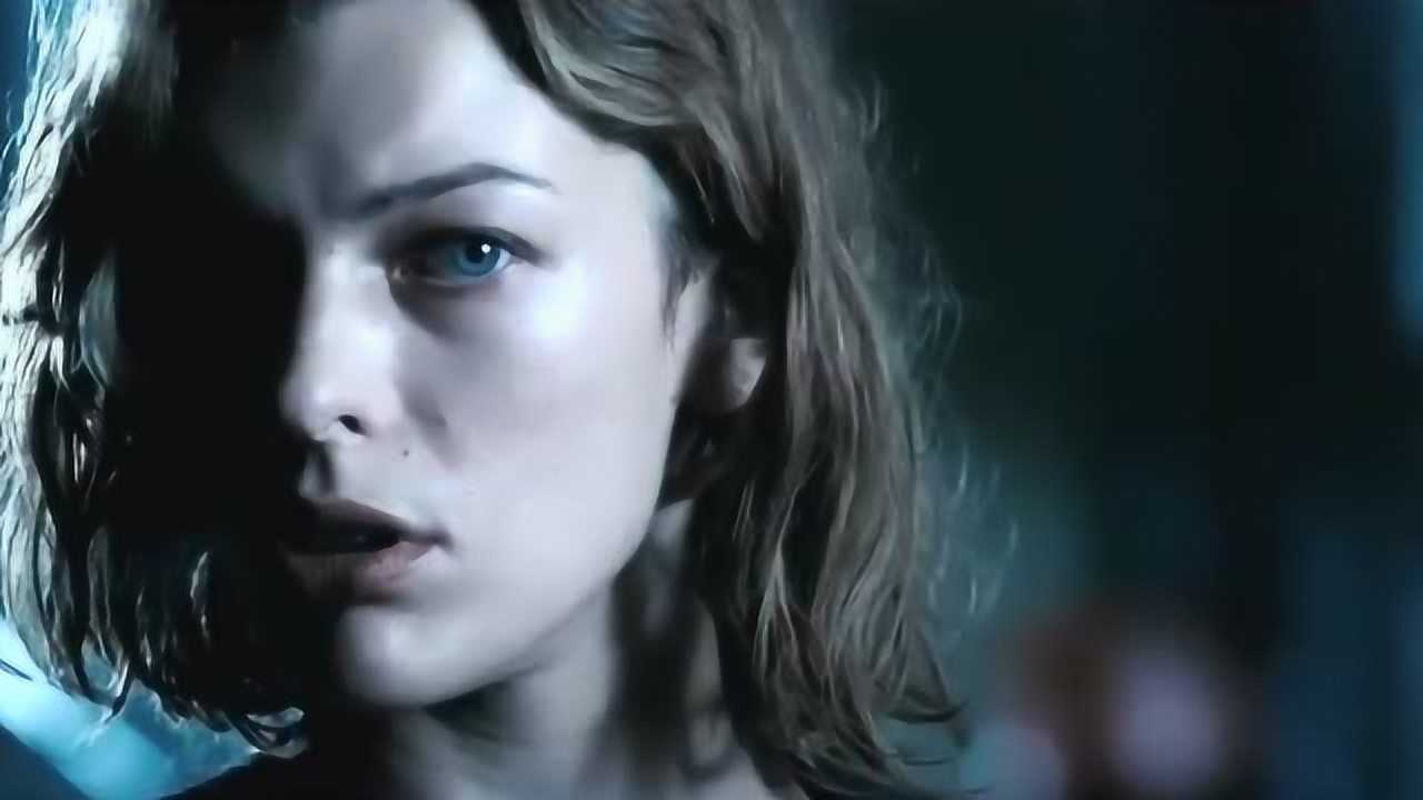 生化危机范伦婷两人被变异狗追爱丽丝帅气出场秀翻了