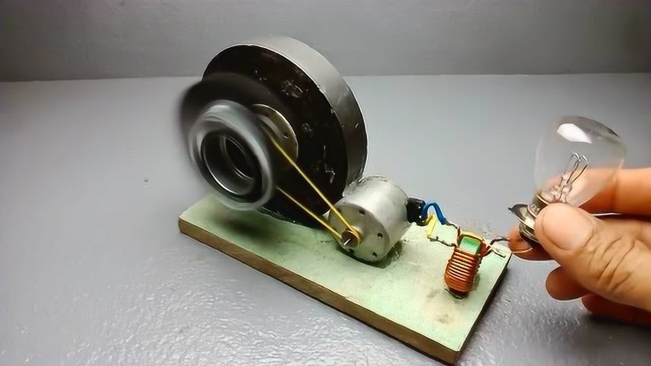 仅用一块磁铁跟两个马达就能制作出简易的磁力永动机