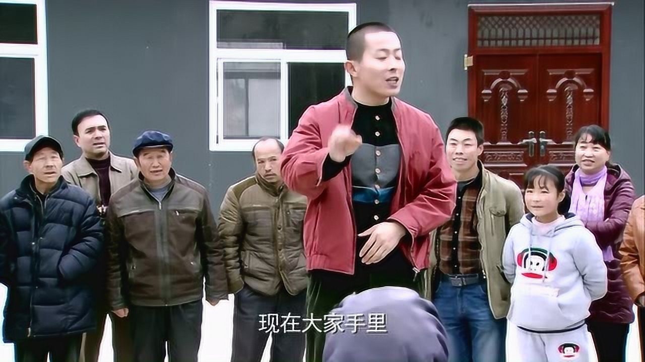 二流子不干正事瞎演讲竟当场造村长风流的谣看的人都快笑翻了