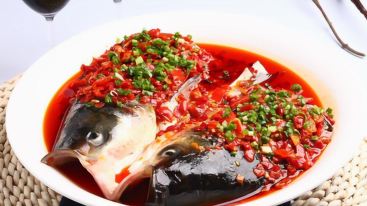 湘菜馆大厨教你"剁椒鱼头"的正宗做法,讲解详细,鲜嫩爽口q弹_腾讯视频