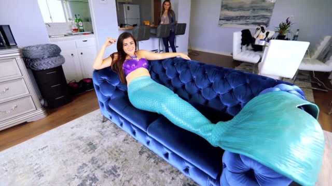 美女疯狂追捧美人鱼,特地穿上人鱼尾巴生活一天,网友:能走路吗