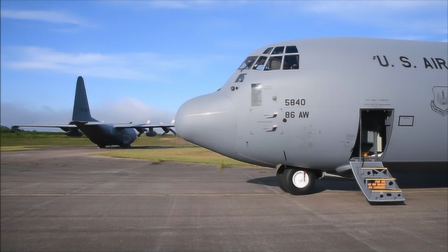 美國空軍女性飛行員駕駛c130大力神中型戰術運輸機起飛