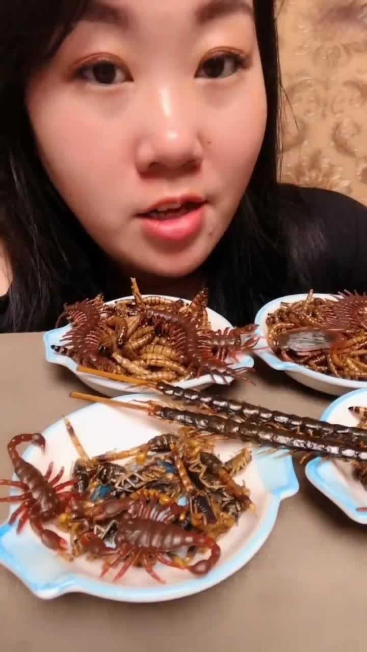 美女吃活蝎子图片