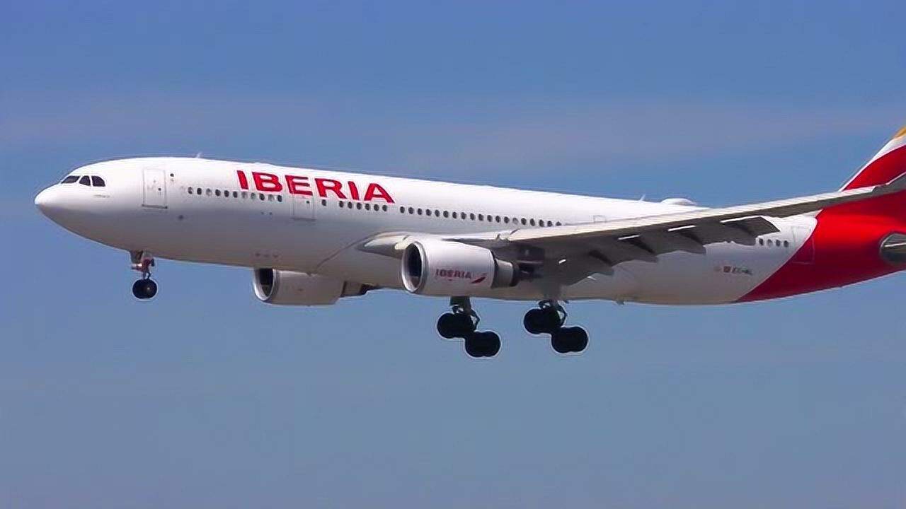 伊比利亚航空空客a330202抵达洛杉矶机场擦烟溜过