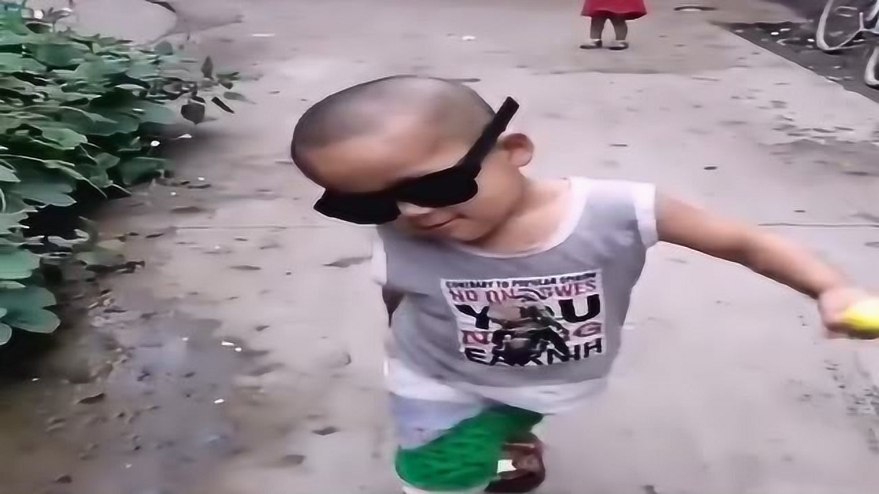 这小孩真是个人精六亲不认的步伐真到位大了也是个捣蛋鬼