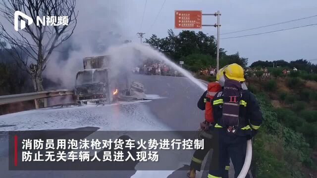 四川一装300多斤柴油货车起火爆炸:形成流淌火,行道树被烧秃