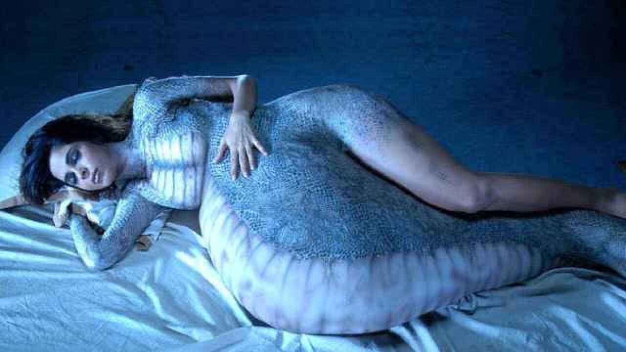 美女蛇是蛇形怪兽能变异成少女 为救蛇王不幸怀孕 生了一窝蛇蛋 腾讯视频