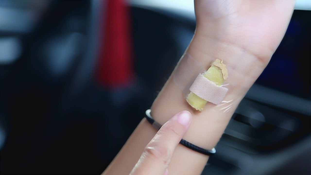 创可贴贴手腕上,竟然有这么厉害的用途,学会受用一辈子
