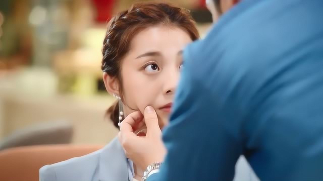 流畅播放 4k超清体验  01:12   《外星女生柴小七》方冷帮小七擦嘴角