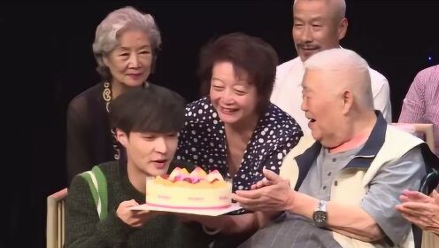 电影《一切如你》首映礼，张艺兴为表演艺术家于洋庆祝90岁生日