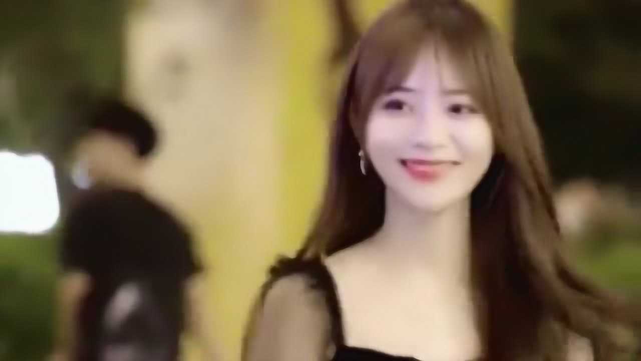 性感美女，“撩”裙子那下，太可爱了吧！_高清