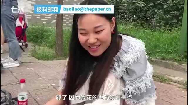 女生摆摊卖鞋垫:十几天能赚一学期生活费