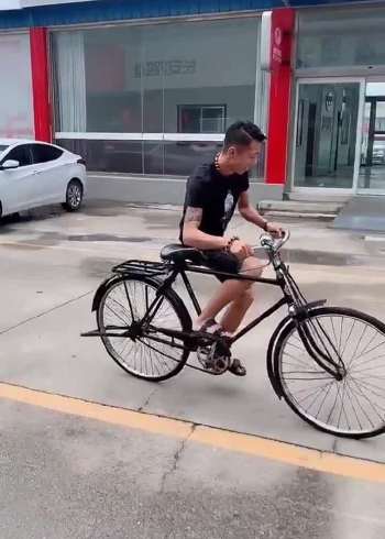 二八大杠经典永远是经典个子不高只能掏腿骑