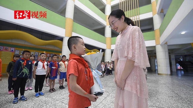 成都一小学1875名学生教师节画出“心中的老师”