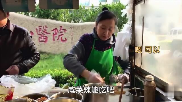 大姐山东街头摆摊卖阜阳卷馍,炖一大锅五花肉、豆皮只要五块钱