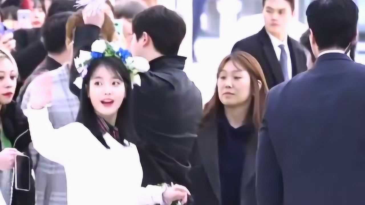 保镖大叔像牵公主一样把iu李知恩牵下来像极了一只萌可爱的小白兔