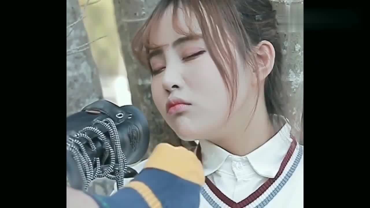 可乐娜娜操场上睡着,娜娜被男二拖走,拿臭鞋子熏醒娜娜!