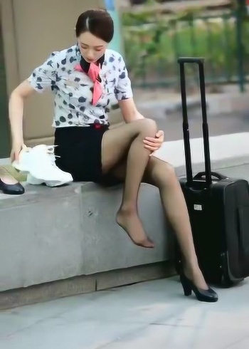街头偶遇黑丝大长腿美女空姐气质好的她坐着换鞋看着一点违和感都没有
