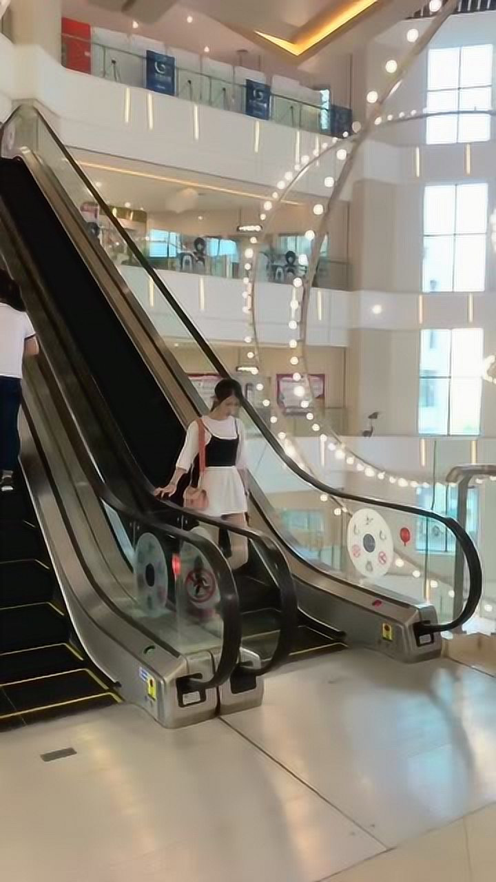 商场偶遇女巨人美女这逆天的大长腿哪个男人能顶得住