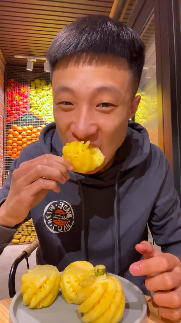 小伙子吃个迷你小菠萝,超甜的呢