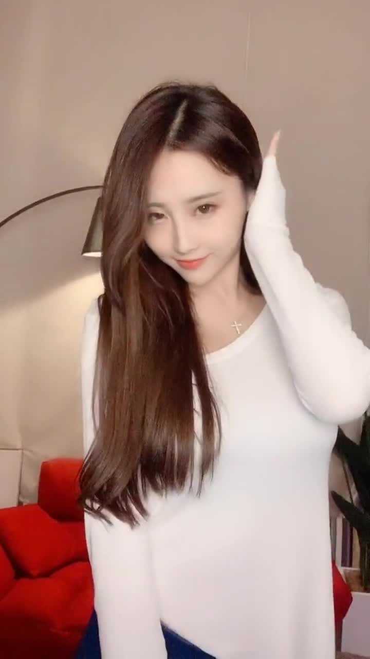 长发小姐姐在家跳骑马舞好迷人