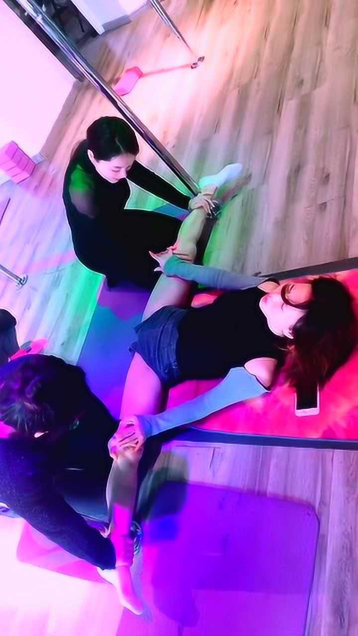 超疼的横叉一字马训练长腿女生快到极限了不要受伤哦