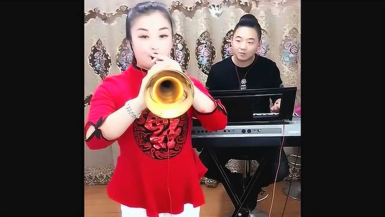 女歌手吹起手中唢呐唢呐声惹人醉一起看她唢呐表演