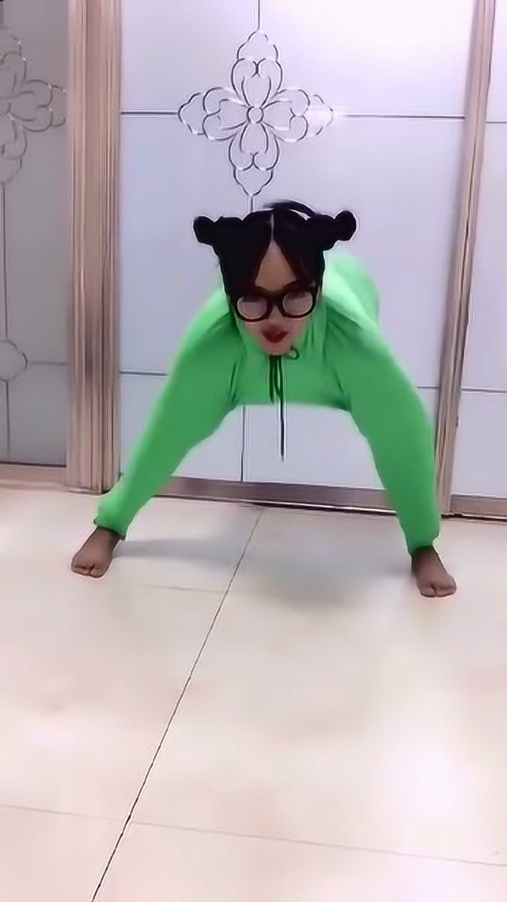 两条腿的绿蛤蟆,这蹦哒的时候太萌了!