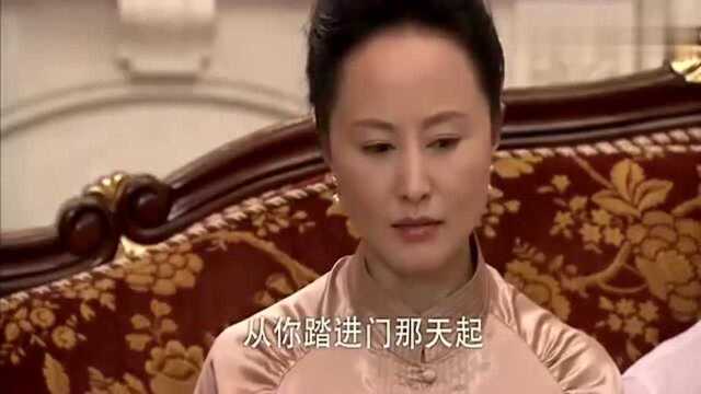 那个不省油的女人,埃莉,又一次感到讨厌她的男人的牙齿发痒!